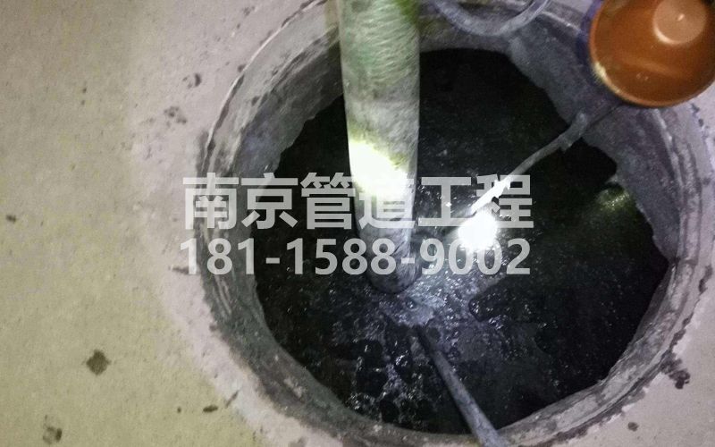 216八卦花园清理化粪池