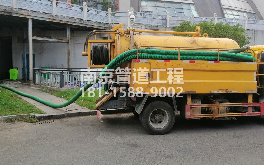 277八卦花园商场隔油池吸污