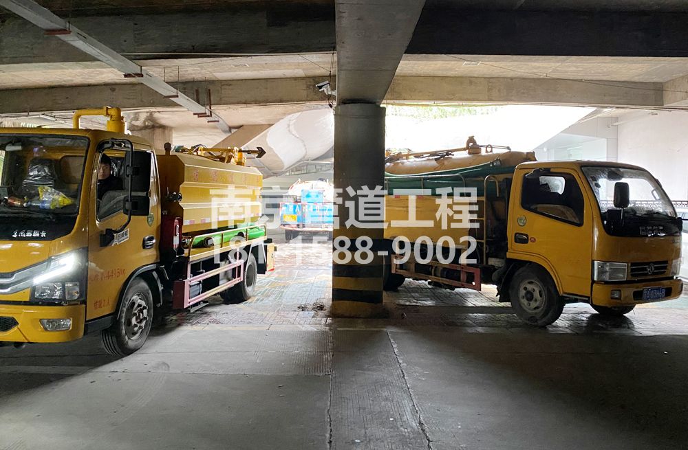 274八卦花园商场地下室化粪池清理